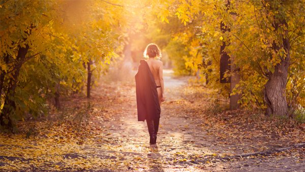 Девушка уходящая в осень