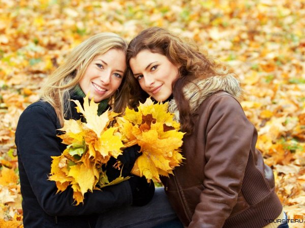 Девушка с осенними листьями