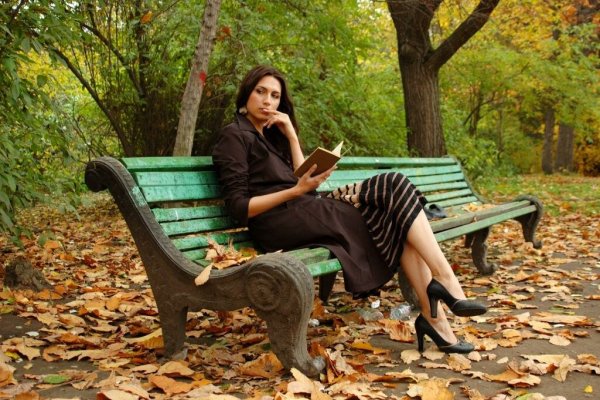 Женщина на лавочке в парке