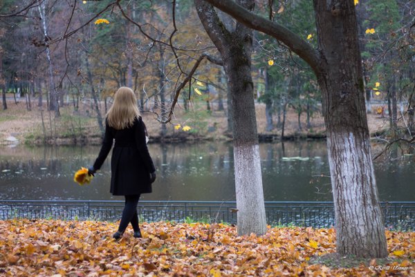 Блондинка осенью