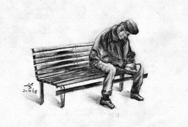 Человек сидит на скамейке