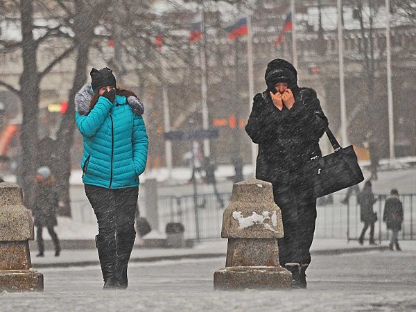 Люди в городе зимой