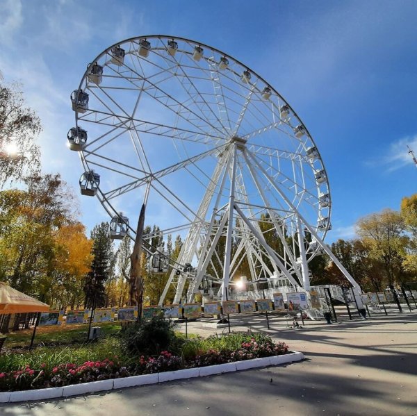 Парк Юрия Гагарина колесо обозрения