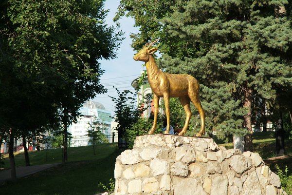 Скульптура Самарский козел в Струковском парке