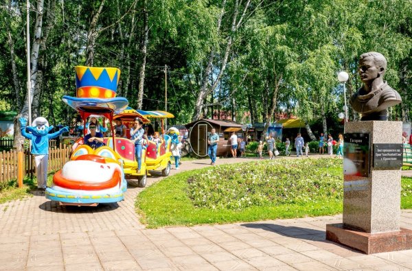 Памятник Гагарина в парке Гагарина Стерлитамак