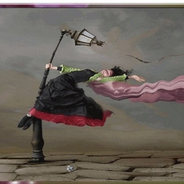 Человека уносит ветром