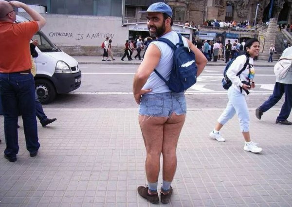 Толстяк в шортах