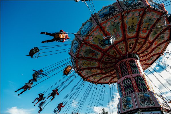 Кружит Карусель