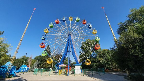 Парк Горького Ростов аттракционы колесо