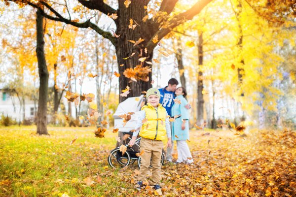 Дети на прогулке осенью
