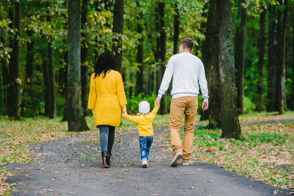 Счастливая семья на прогулке