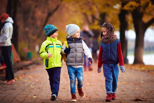 Дети на улице осенью