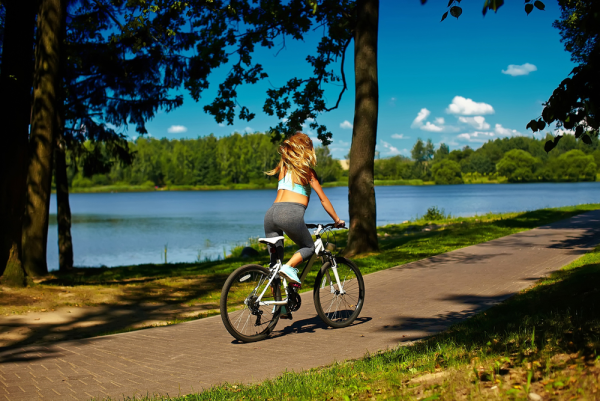 Девушки на велосипеде летом