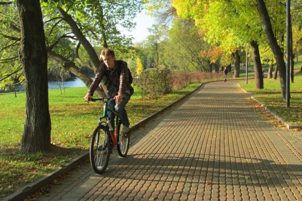 Велосипедист в парке