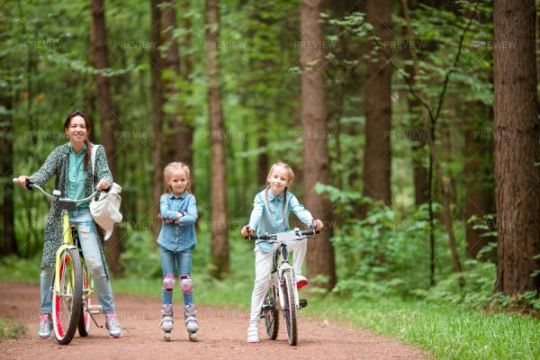 Прогулка на велосипеде в парке с семьёй