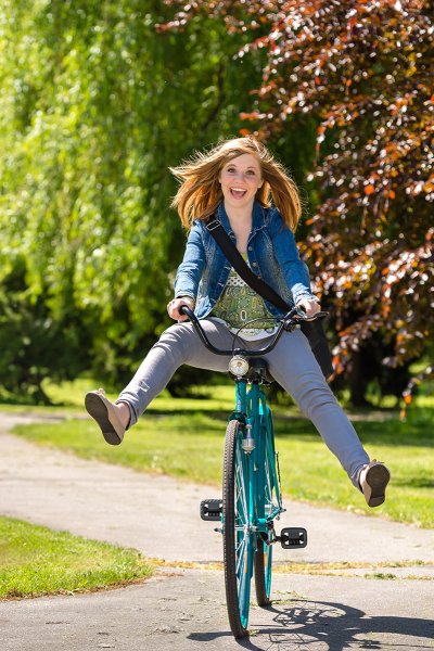 В парке развлечение кататься на велосипеде