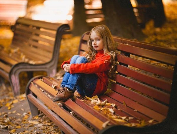 Девочка сидит