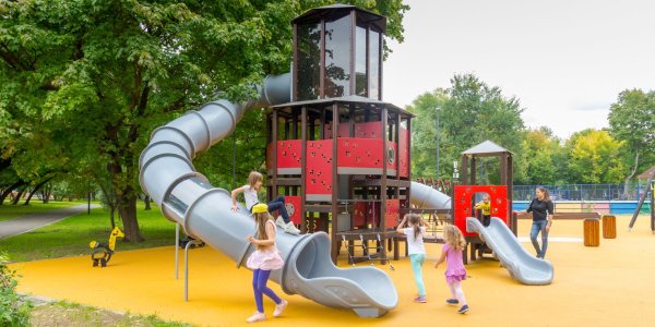 Детские площадки в парке Зюзино