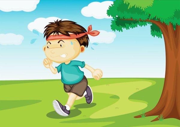 Мальчик бежит в лесу