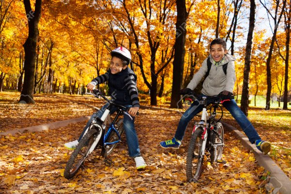 Мальчик на велосипеде в парке