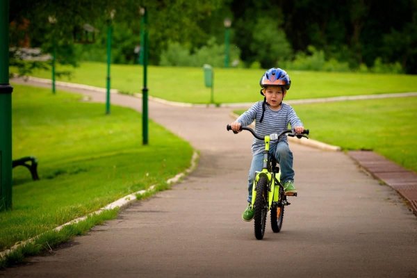 Мальчик на велосипеде