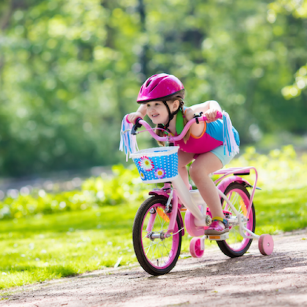 Ребенок на велосипеде арт