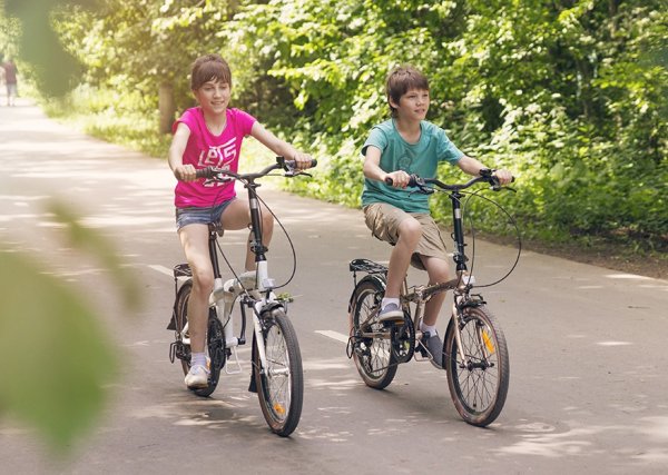 Дети с велосипедом