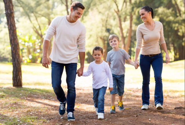 Родители гуляют с детьми