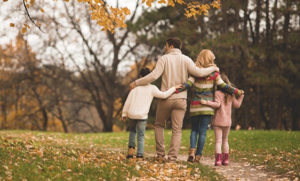 Семья на прогулке в парке