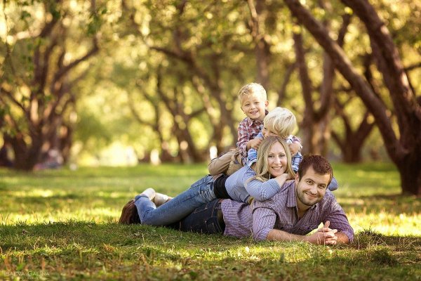 Семейная фотосессия на природе летом