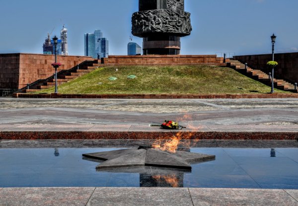 Вечный огонь на Поклонной горе в Москве