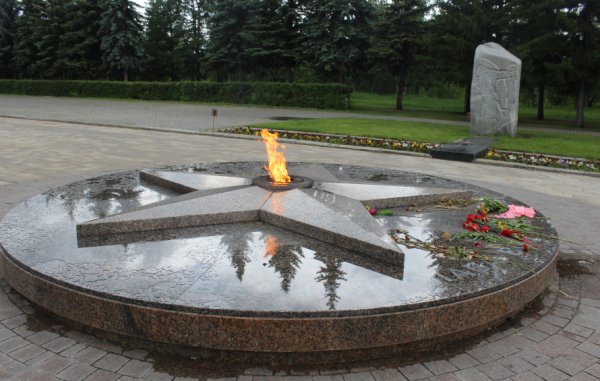 Вечный огонь в Омске в парке Победы