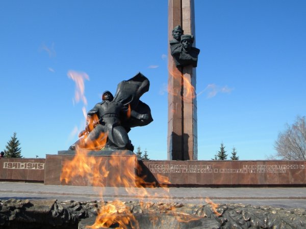 Памятник Миннигали Губайдуллину и Александру Матросову