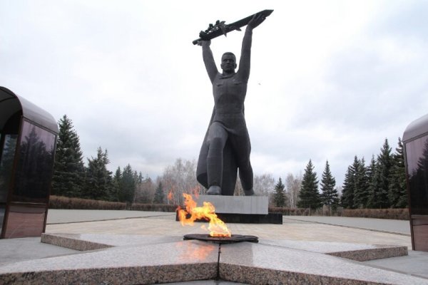 Памятник в парке Победы Омск