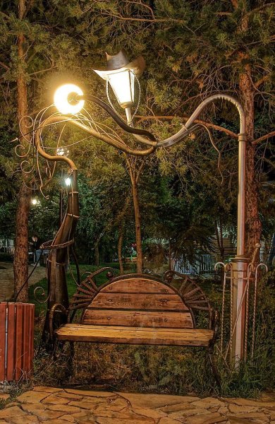 Красивый уличный фонарь