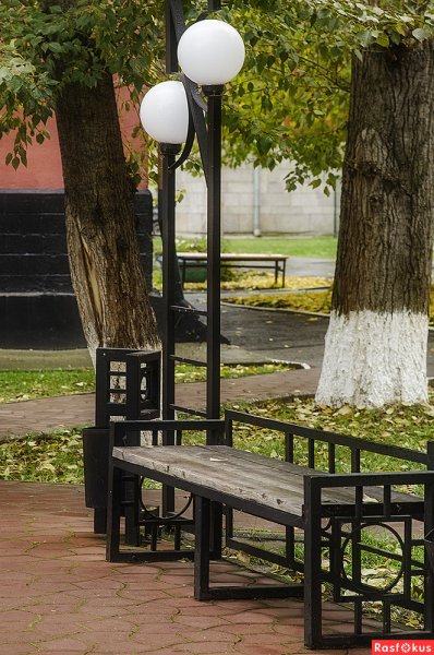 Скамейка и фонарь