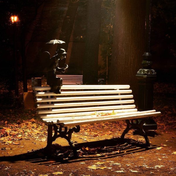 Парк с ангелом на скамейке в Санкт-Петербурге