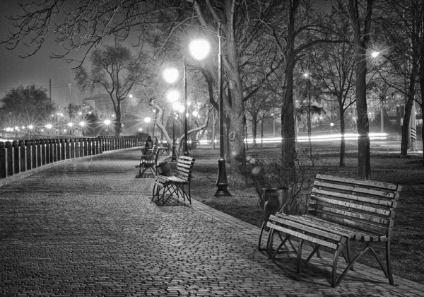 Лавочка в парке ночью