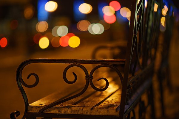 Скамейка и фонарь