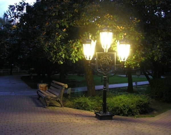 Скамейка и фонарь