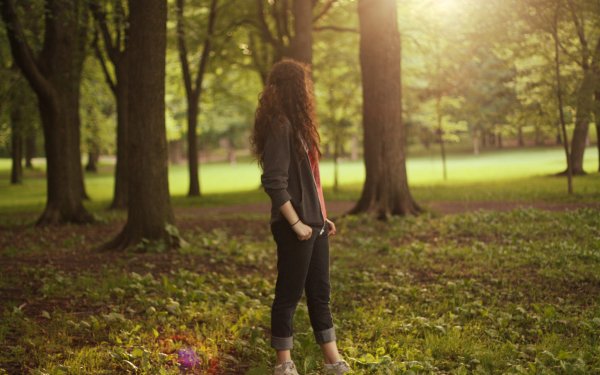 Девушка в лесу со спины