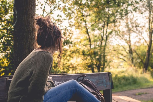 Девушка сидит задумавшись