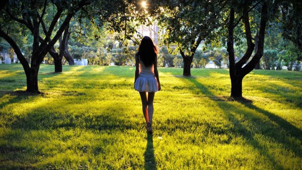 Девушка на природе со спины