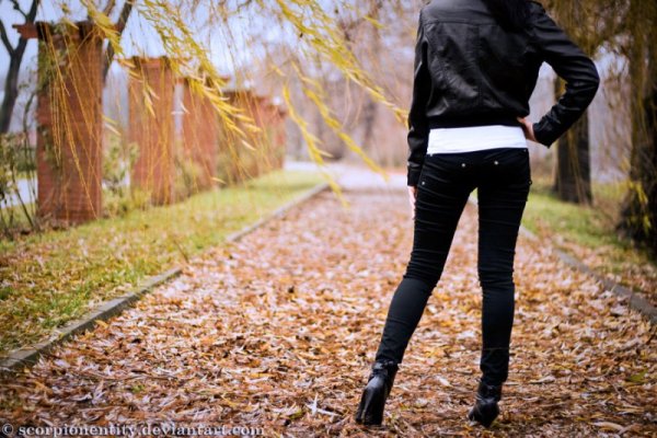 Девушка осенью со спины