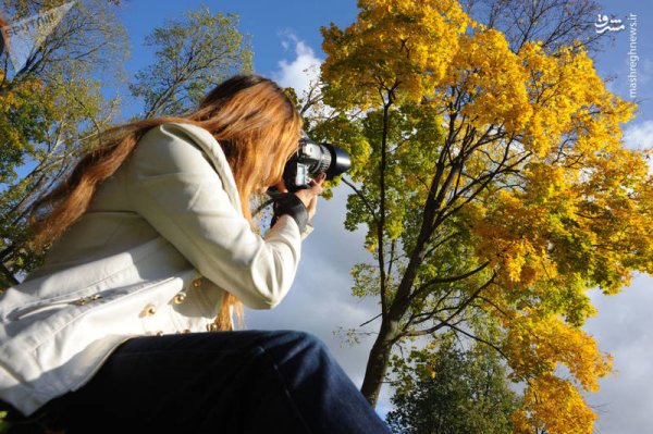 Девушка в осеннем парке со спины