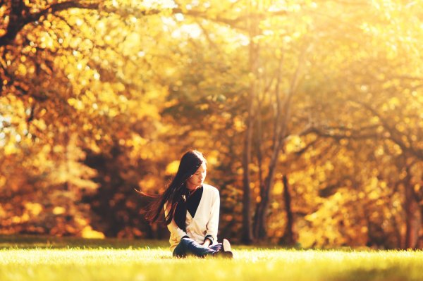 Девушка брюнетка осень