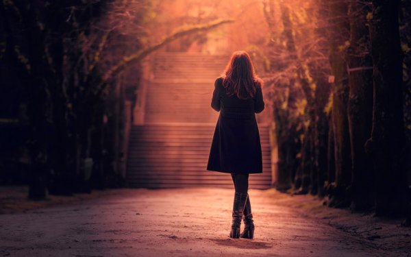 Девушка в пальто со спины