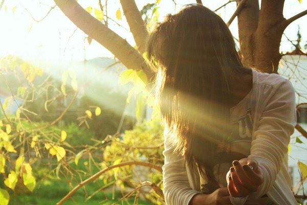 Брюнетка со спины весной