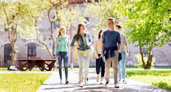 Прогулка с друзьями на улице