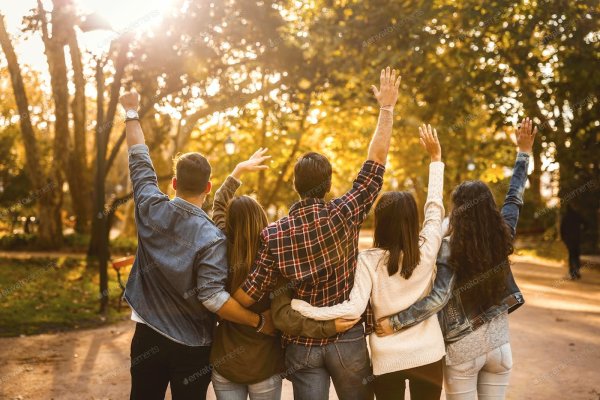 Компания друзей в парке